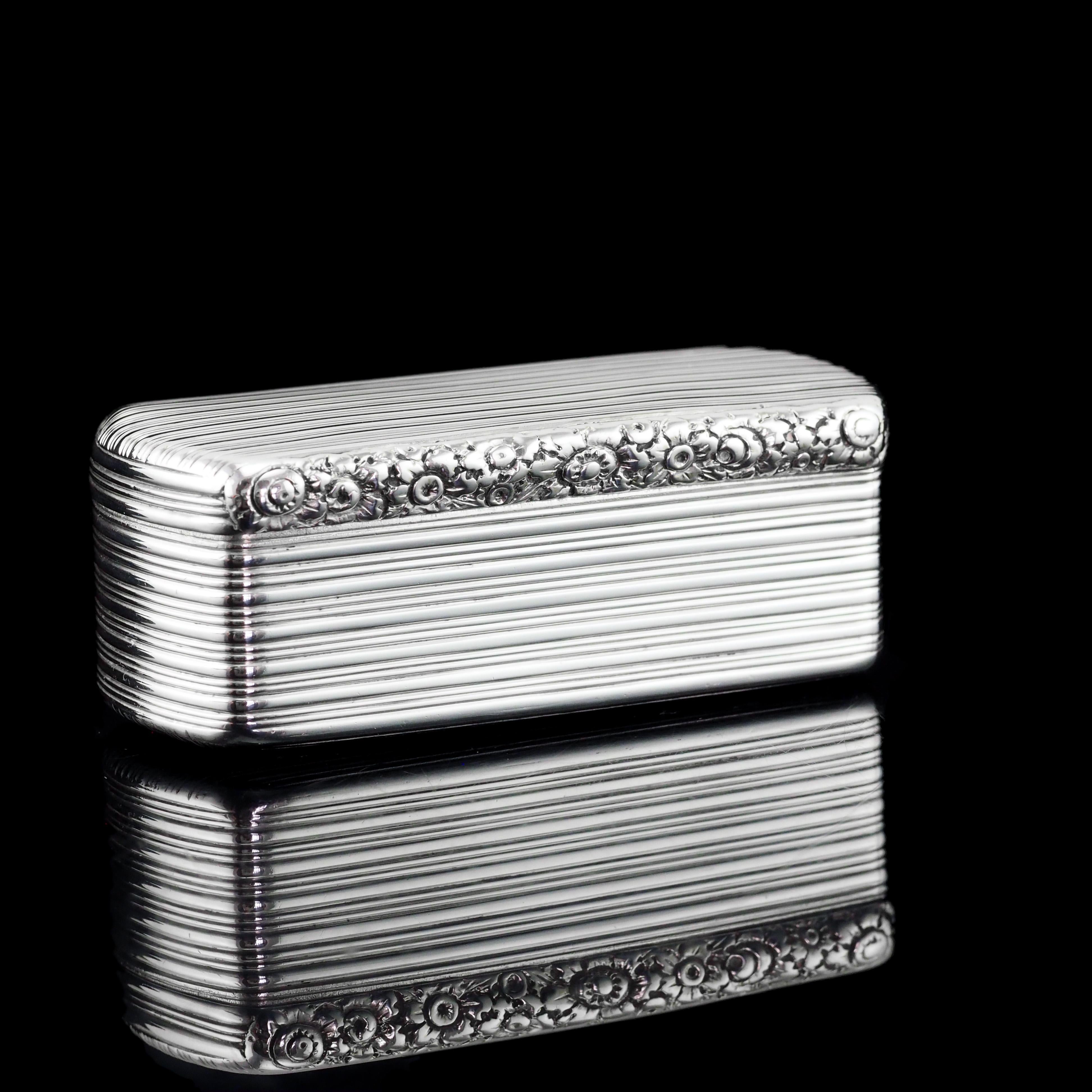 Antique Georgian Solid Silver Snuff Box Oblong Shape with Reeded Lines - Charles In Good Condition For Sale In London, GB
