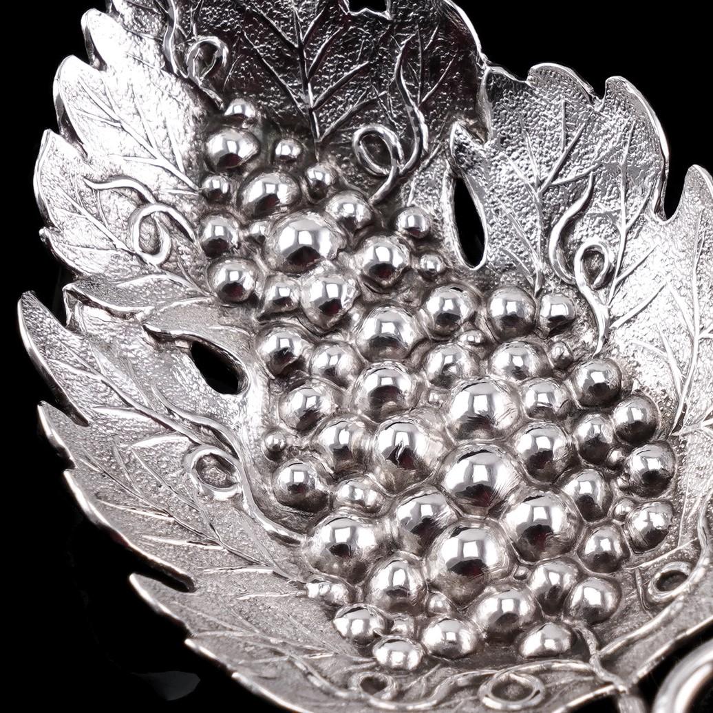 Antique Georgian Solid Silver Tea Caddy Spoon Vine Leaf Design, Joseph Willmore In Good Condition For Sale In London, GB