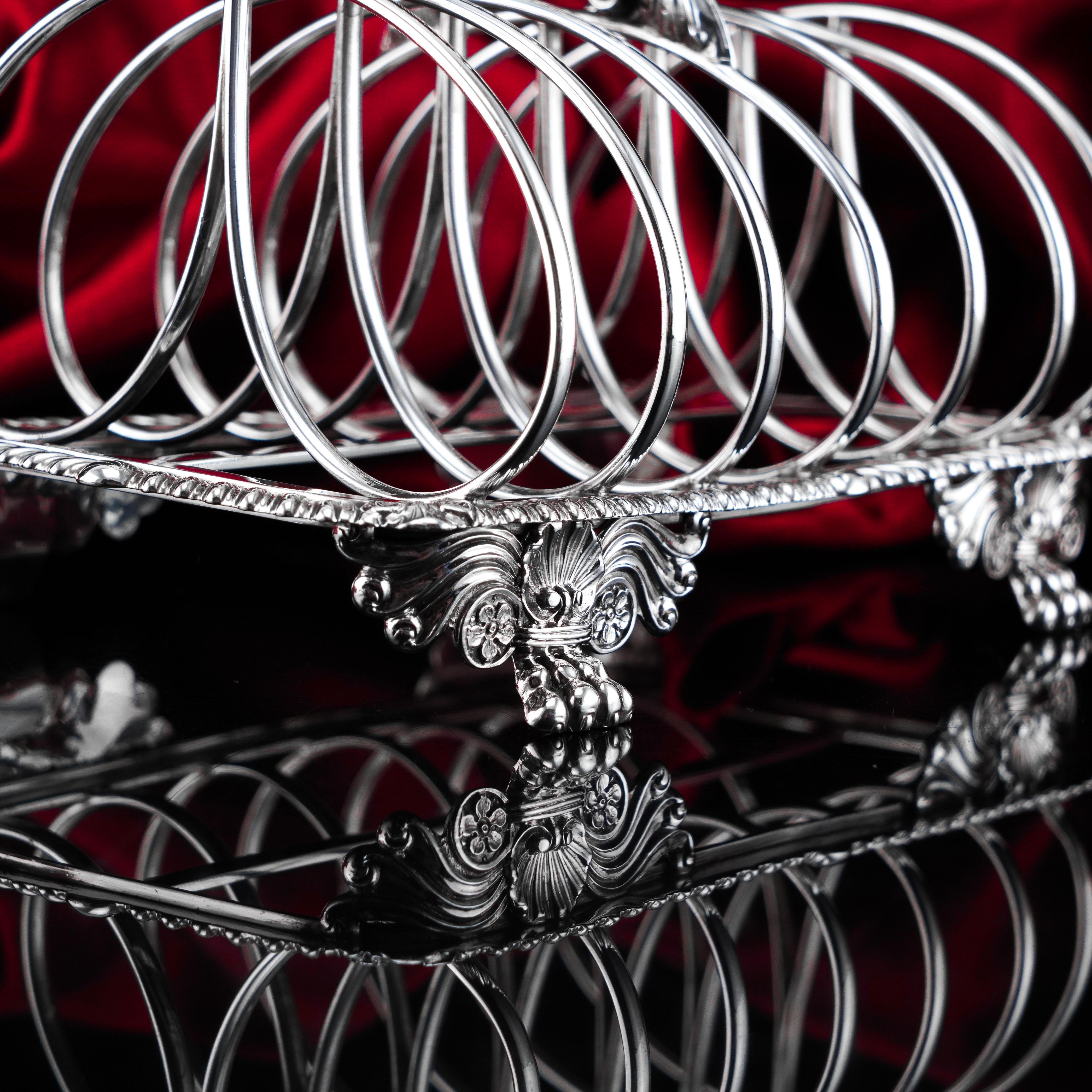 We are delighted to offer this majestic Georgian solid silver toast rack made in London 1827 with marks of William Elliott.
  
Featuring a distinguished elegant design and impressive even by itself as a highlighting piece on a breakfast table, this