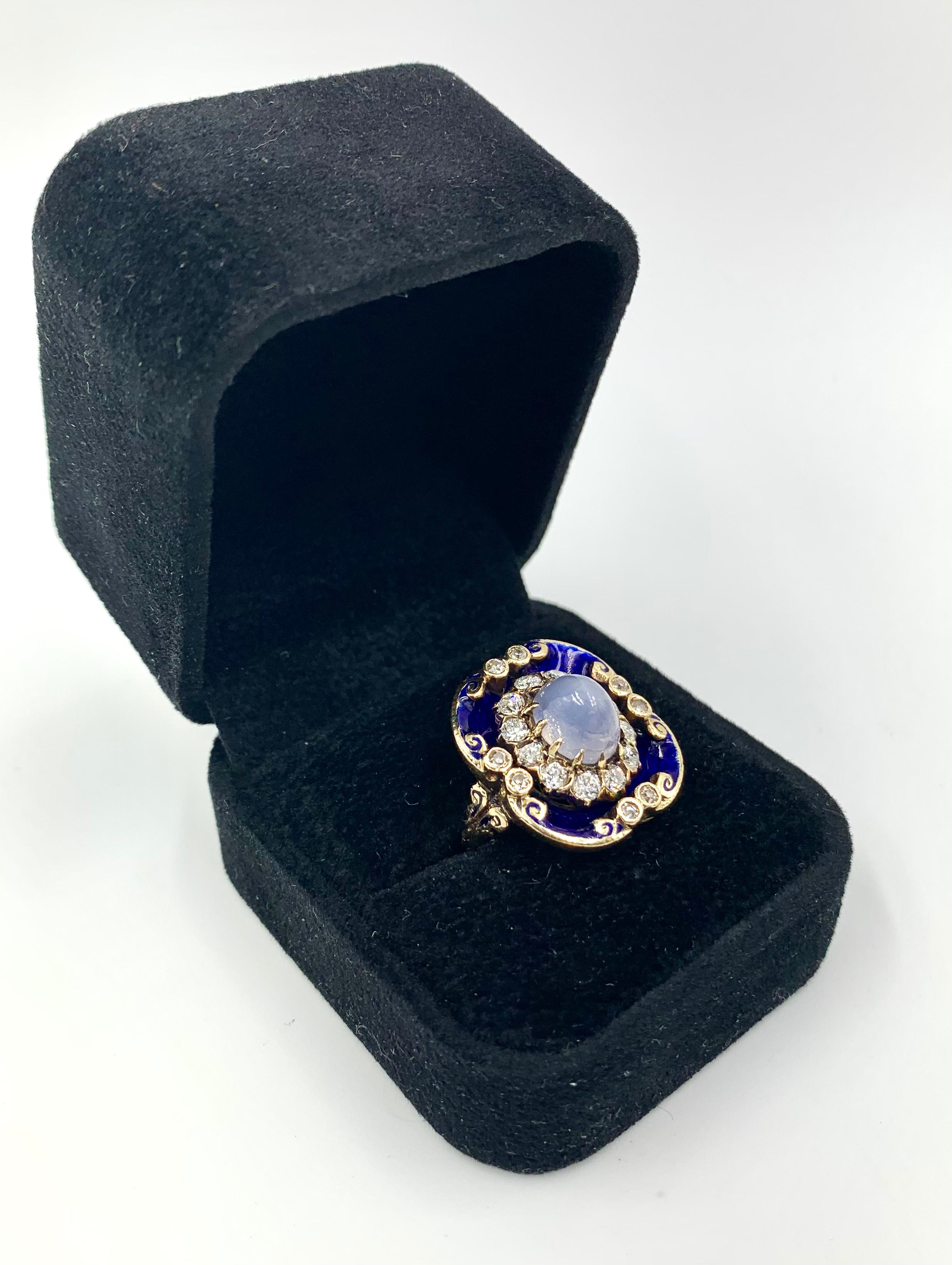 Atemberaubende Georgian Periode Cabochon Stern Saphir, Diamant, Kobalt blau Guilloche-Emaille 14K Goldring.
CIRCA 1830
Dieser schöne antike Ring stammt aus der Zeit von George IV/Regency. Die georgianische Schmuckära (1714-1837) wird weithin für