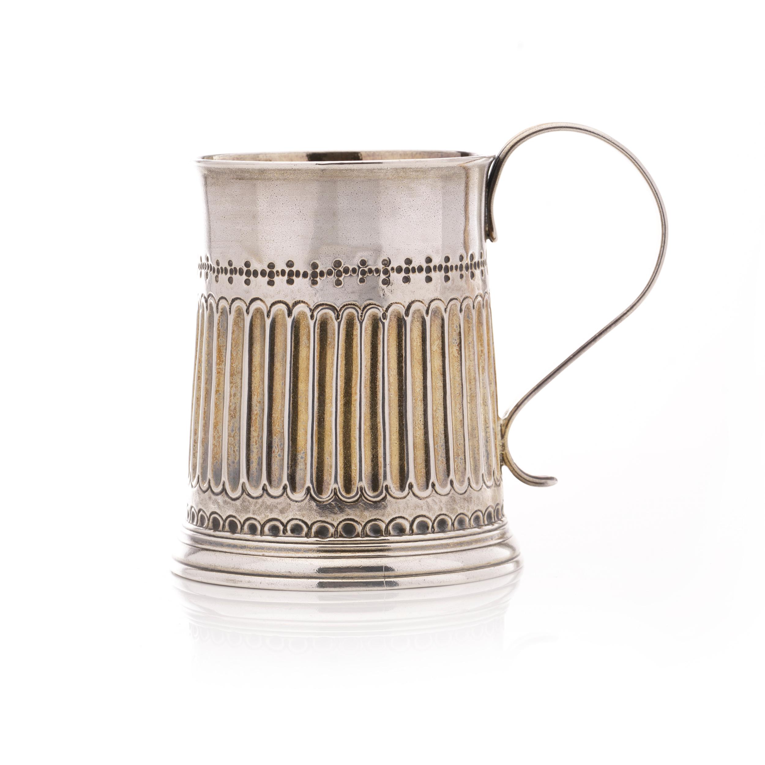Antique Georgian sterling 925 silver tankard.
Made in England, London, 1764
Maker: John Robinson II
Fully hallmarked. 

Dimensions:
Height: 10 cm ( Including handle )
Length: 11 cm ( Including handle ) 
Diameter: 7.2 cm 
Weight: 235 grams
