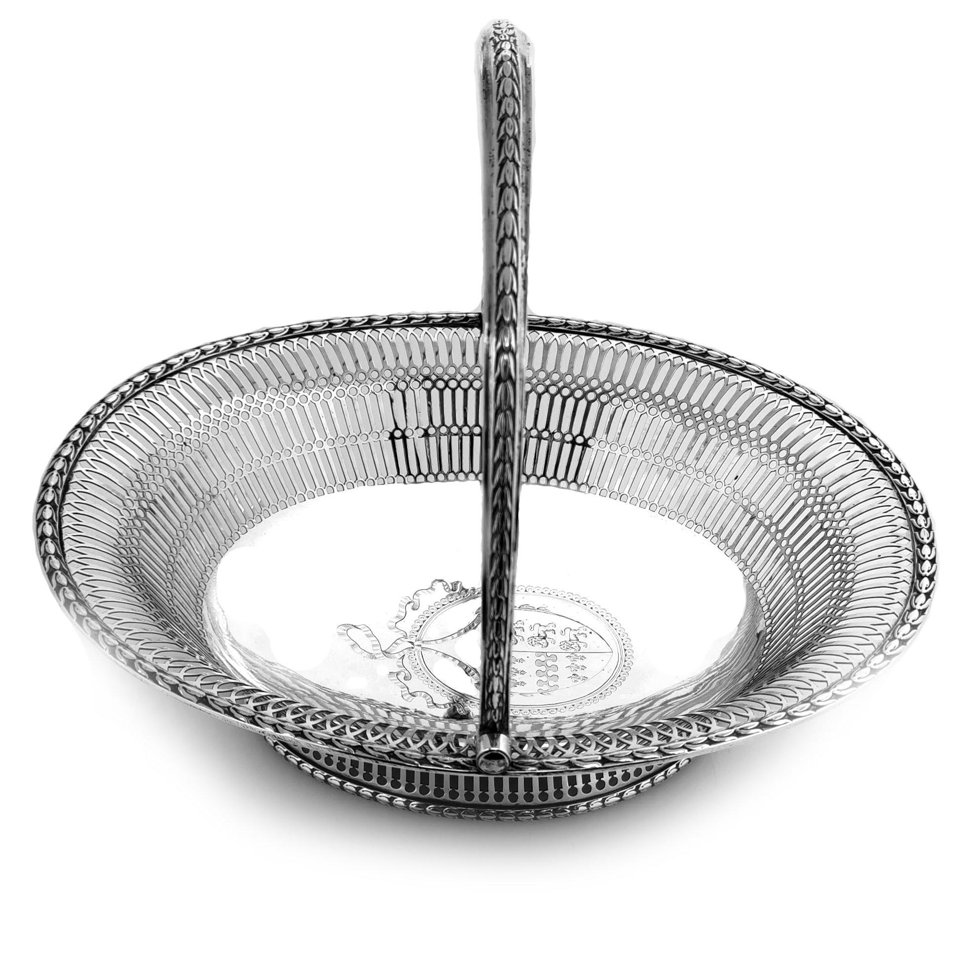 Antique Georgian Sterling Silver Basket 1774 Cake Bread Serving Swing Handle In Good Condition For Sale In London, GB