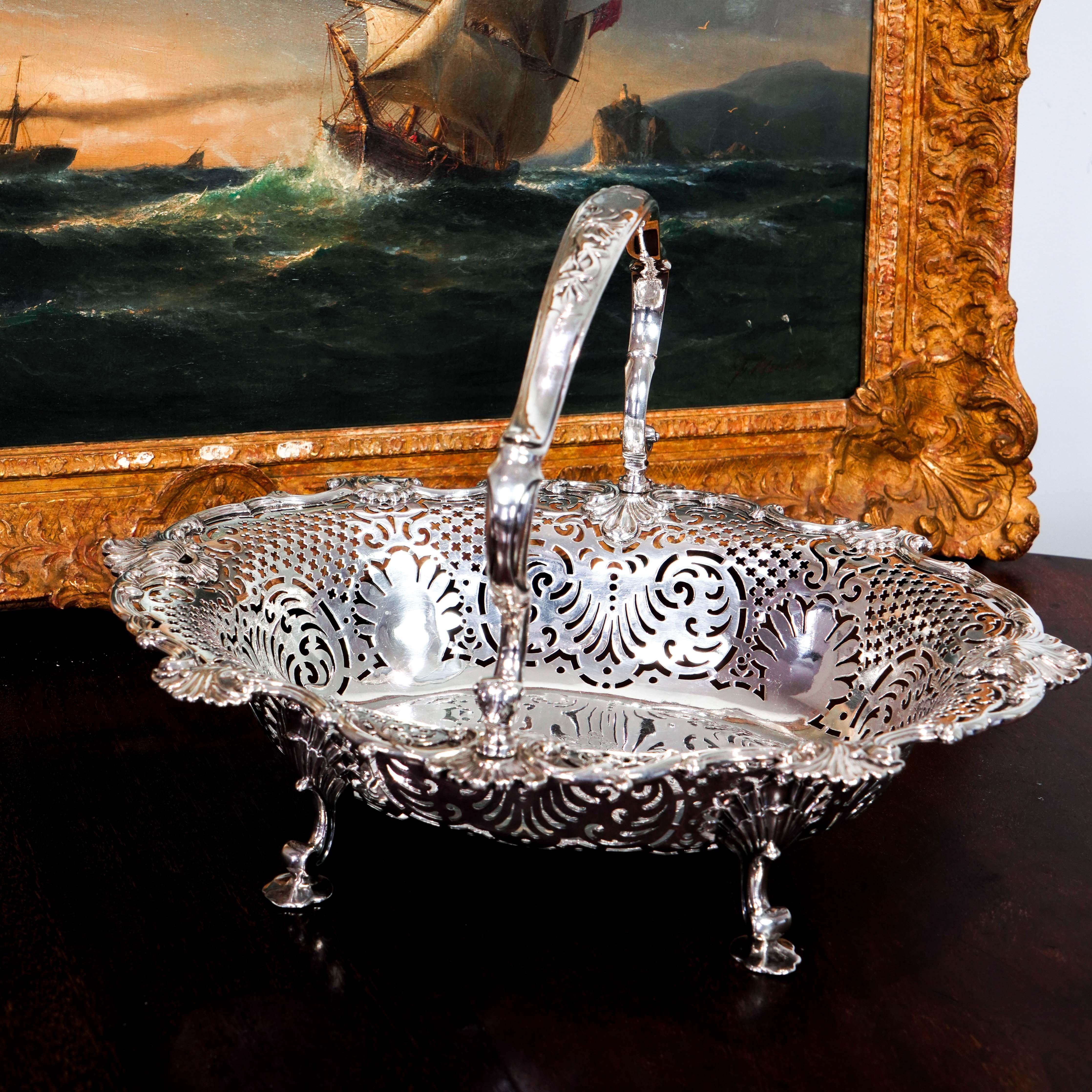 Siamo lieti di offrire questo magnifico cestino georgiano in argento massiccio realizzato a Londra nel 1804 dall'acclamato orafo reale Garrard (marchio di Robert Garrard).
 
Garrard (fondata nel 1735 e sopravvissuta alla prova del tempo, producendo