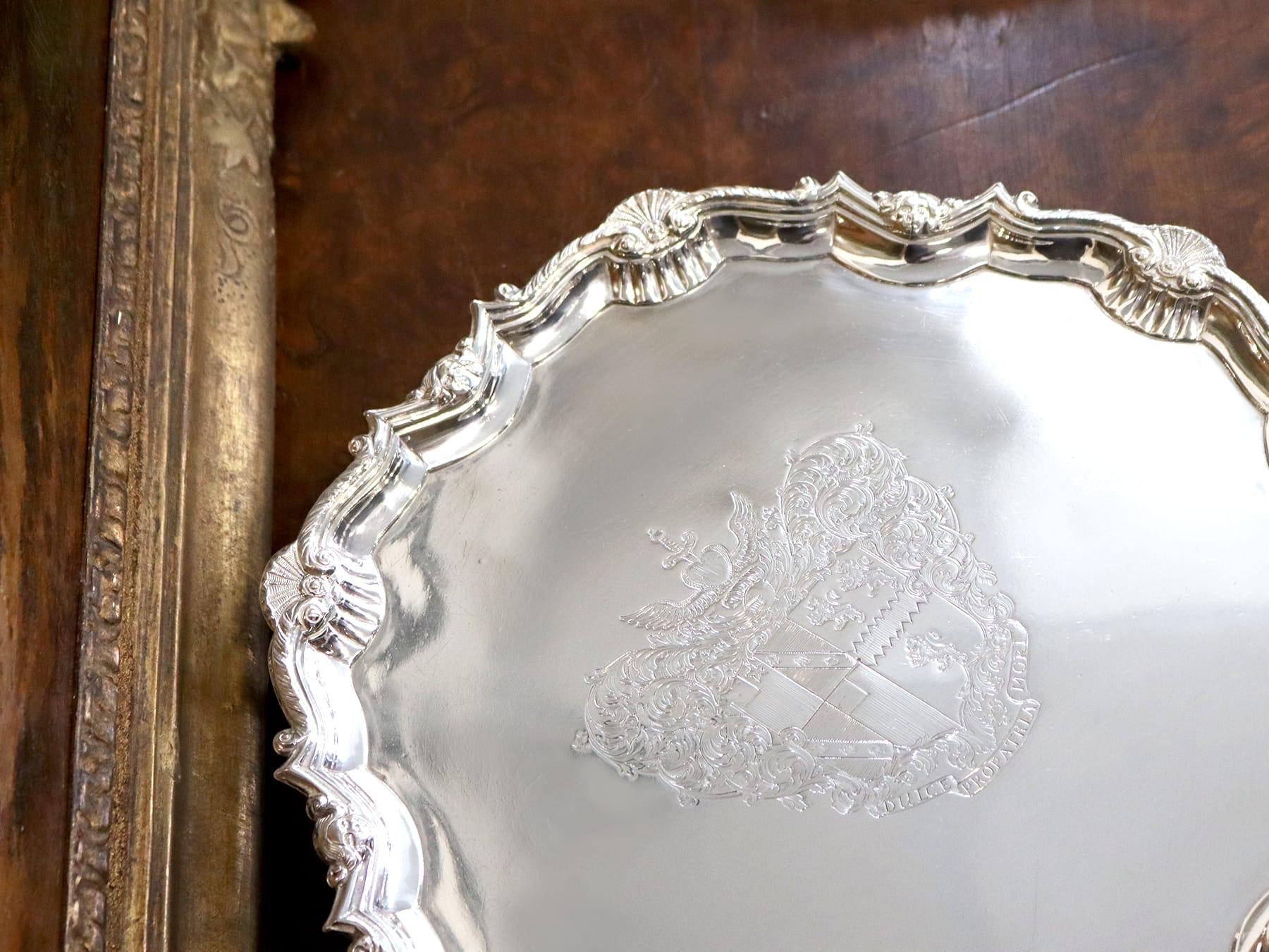 Un eccezionale, raffinato e imponente salver antico in argento sterling di Giorgio II Newcastle; un'aggiunta alla nostra collezione di piatti georgiani.

Questo eccezionale, raffinato e imponente antico salver inglese in argento sterling di Giorgio