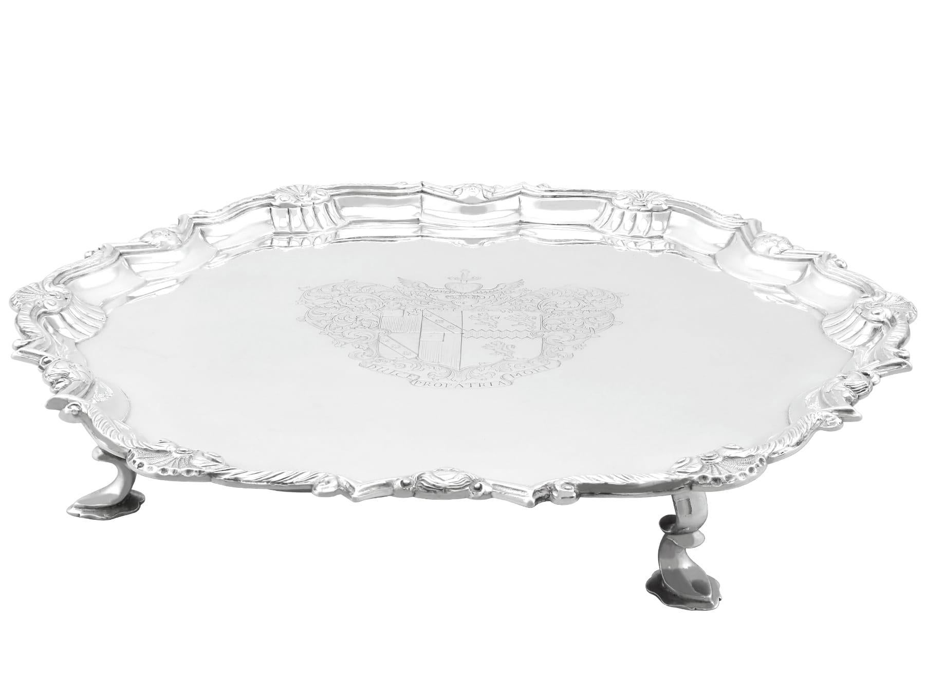 Inglese Antico salver georgiano in argento sterling (1736) in vendita