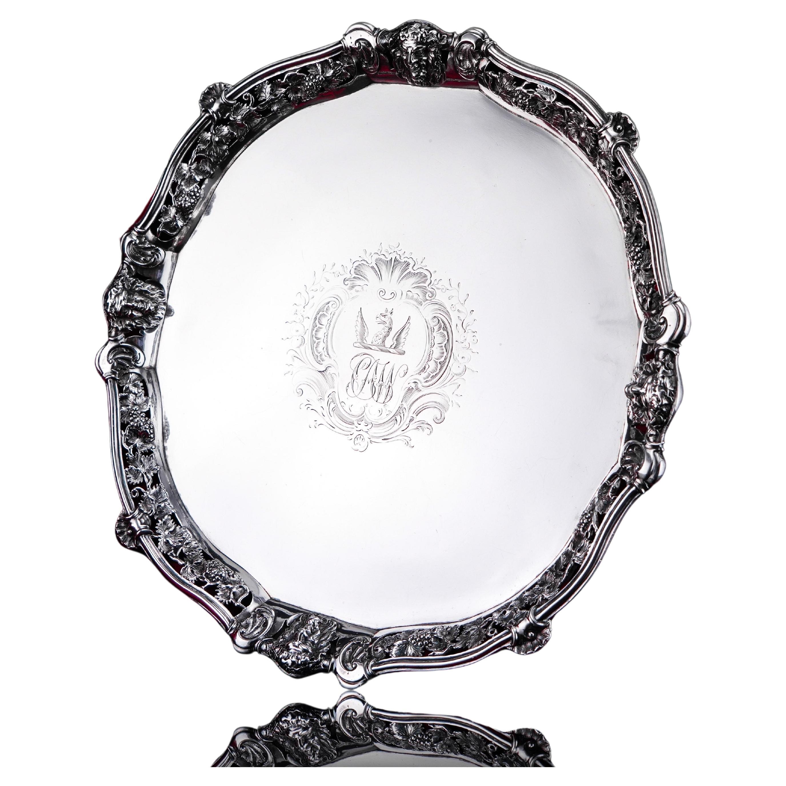 Antike georgianische Sterling Silber Salver Rokoko Maske Weinreben Dekoration London 1742 im Angebot