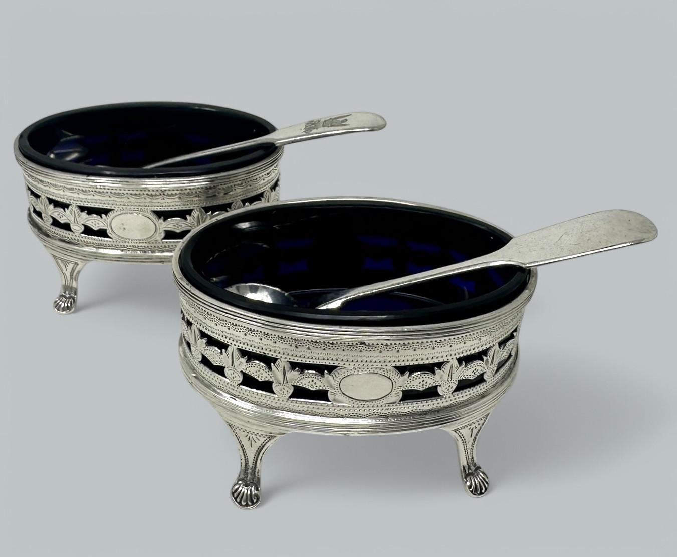 Eine absolut atemberaubende Identical Pair of English Sterling Silver Oval Form Open Salts von guter Qualität schwere Spurweite, komplett mit ihren ursprünglichen festen Einbau alten blauen Glas schlicht geschliffen Liner.  
Jeweils mit stilvollem,