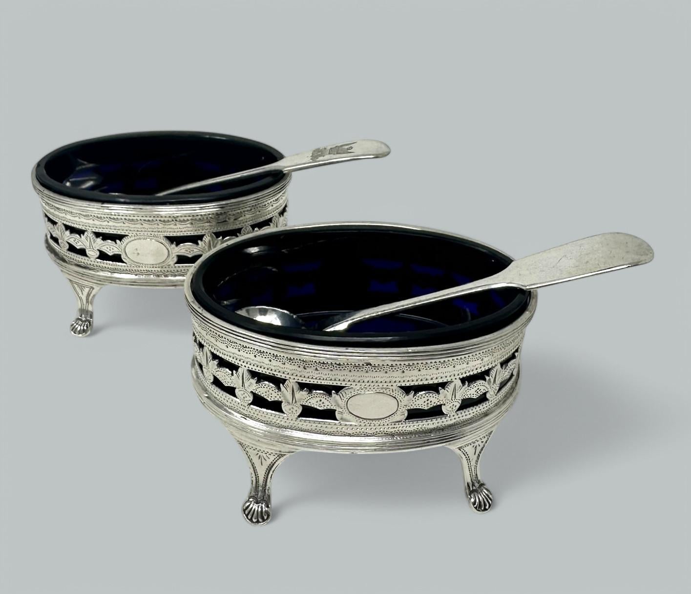 Antikes georgianisches Sterlingsilber-Set Salzstreuer und Glas Liners aus Sterlingsilber 1883 Nathan Hayes (Viktorianisch) im Angebot