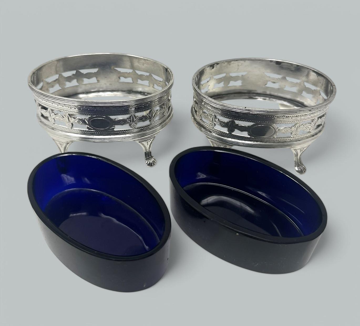 Antikes georgianisches Sterlingsilber-Set Salzstreuer und Glas Liners aus Sterlingsilber 1883 Nathan Hayes (Gegossen) im Angebot