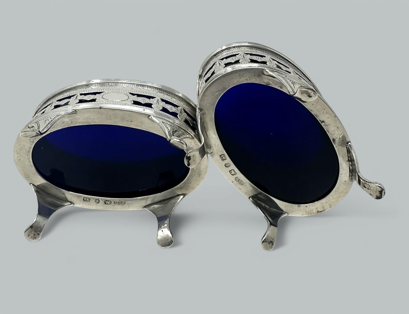 Antikes georgianisches Sterlingsilber-Set Salzstreuer und Glas Liners aus Sterlingsilber 1883 Nathan Hayes im Zustand „Gut“ im Angebot in Dublin, Ireland