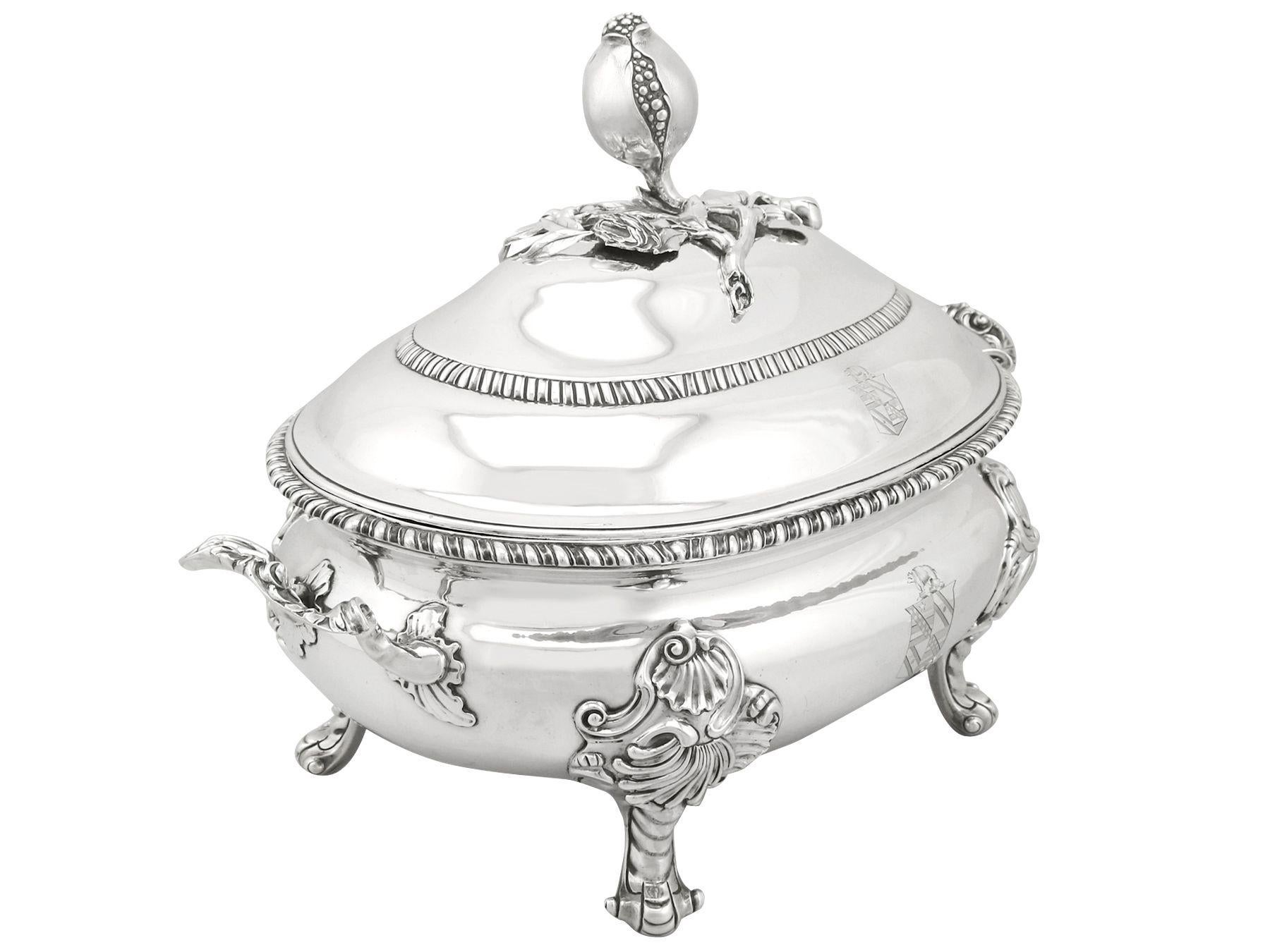 Magnífica, fina e impresionante sopera inglesa antigua georgiana de plata de ley; una adición a nuestra colección de platos para servir.

Esta magnífica sopera inglesa antigua de plata de ley de Jorge II tiene forma redondeada ovalada.

La