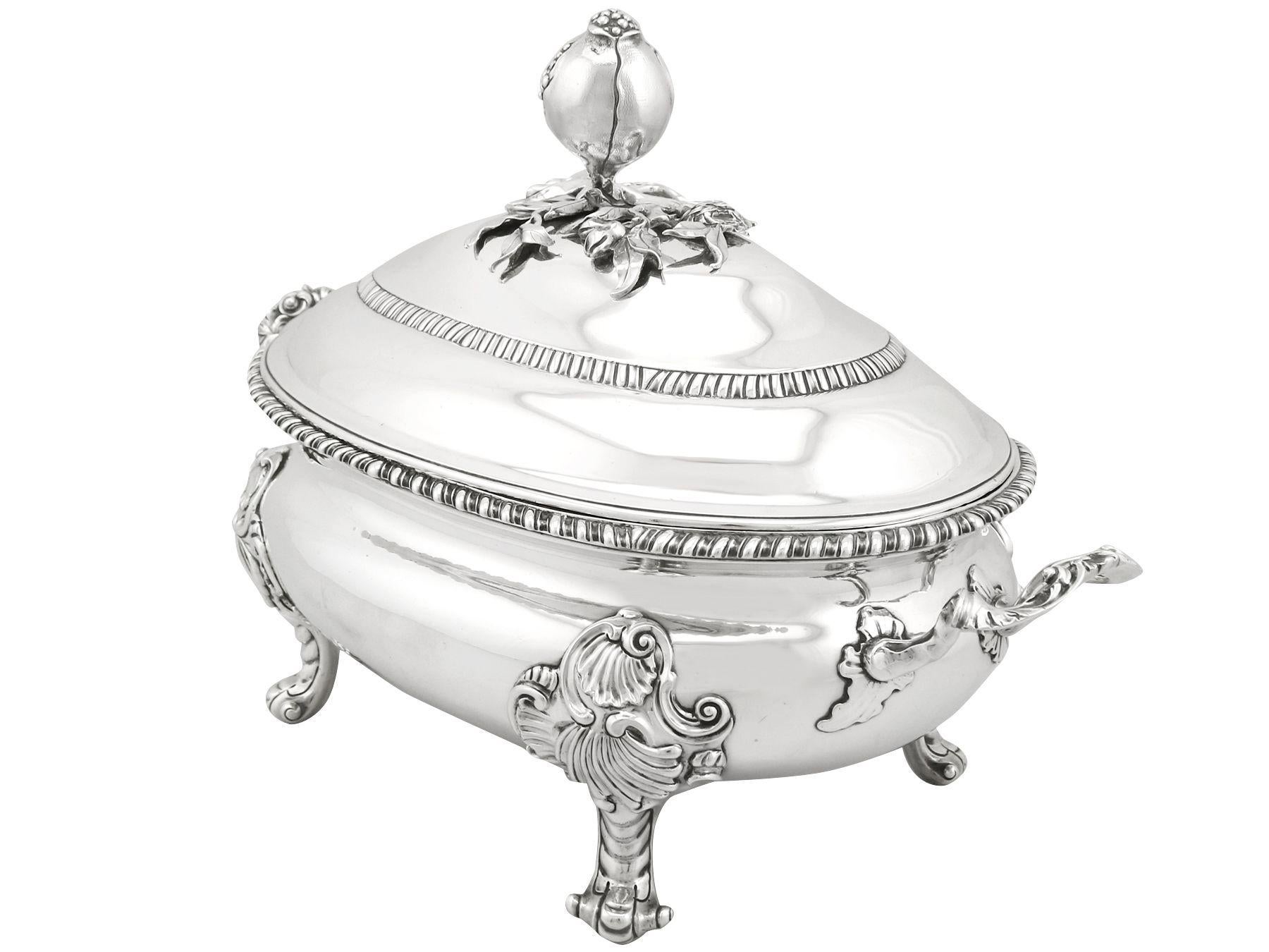 Antique Georgian Sterling Silver Soup Tureen In Excellent Condition For Sale In Jesmond, Newcastle Upon Tyne
