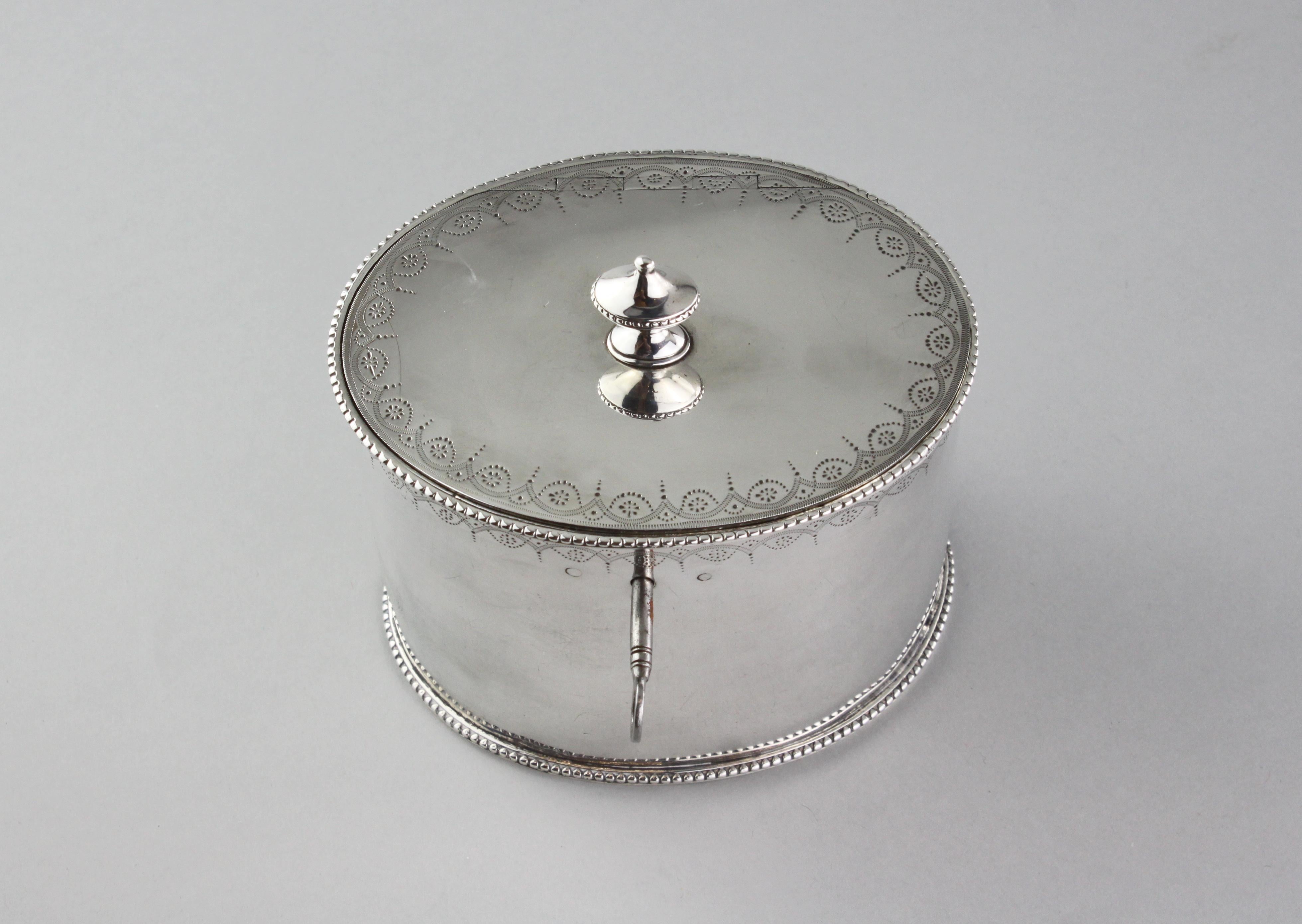 Antique Georgian sterling silver tea caddy with key.
Maker: SW
Made in London, 1819
Fully hallmarked.

Dimensions:
Size: 11.9 x 9.35 x 11.7 cm
Weight: 345 grams

Condition: Tea caddy case has surface wear, no damage, excellent condition