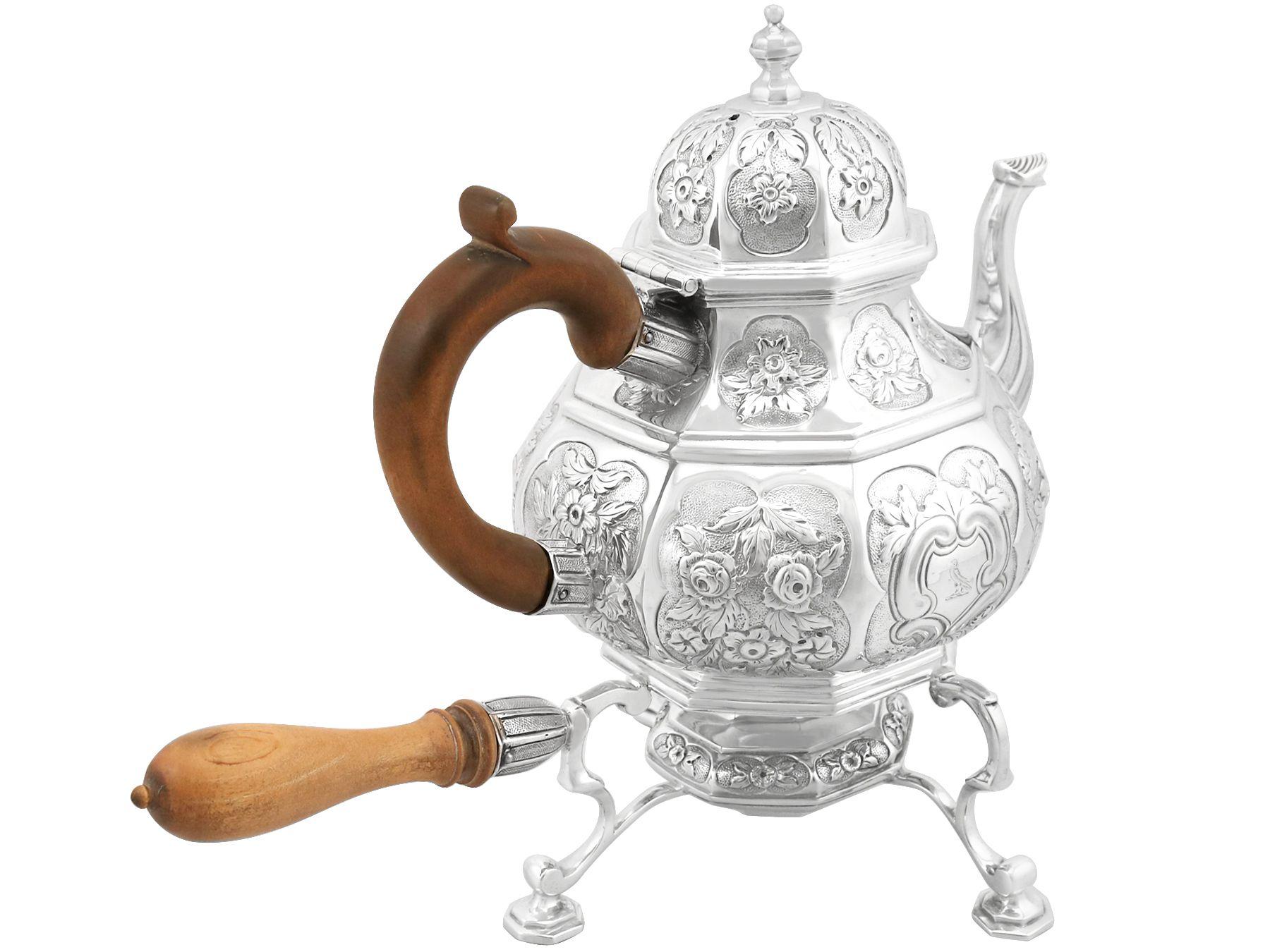 Antique Georgian Sterling Silver Teapot with Spirit Burner In Excellent Condition For Sale In Jesmond, Newcastle Upon Tyne