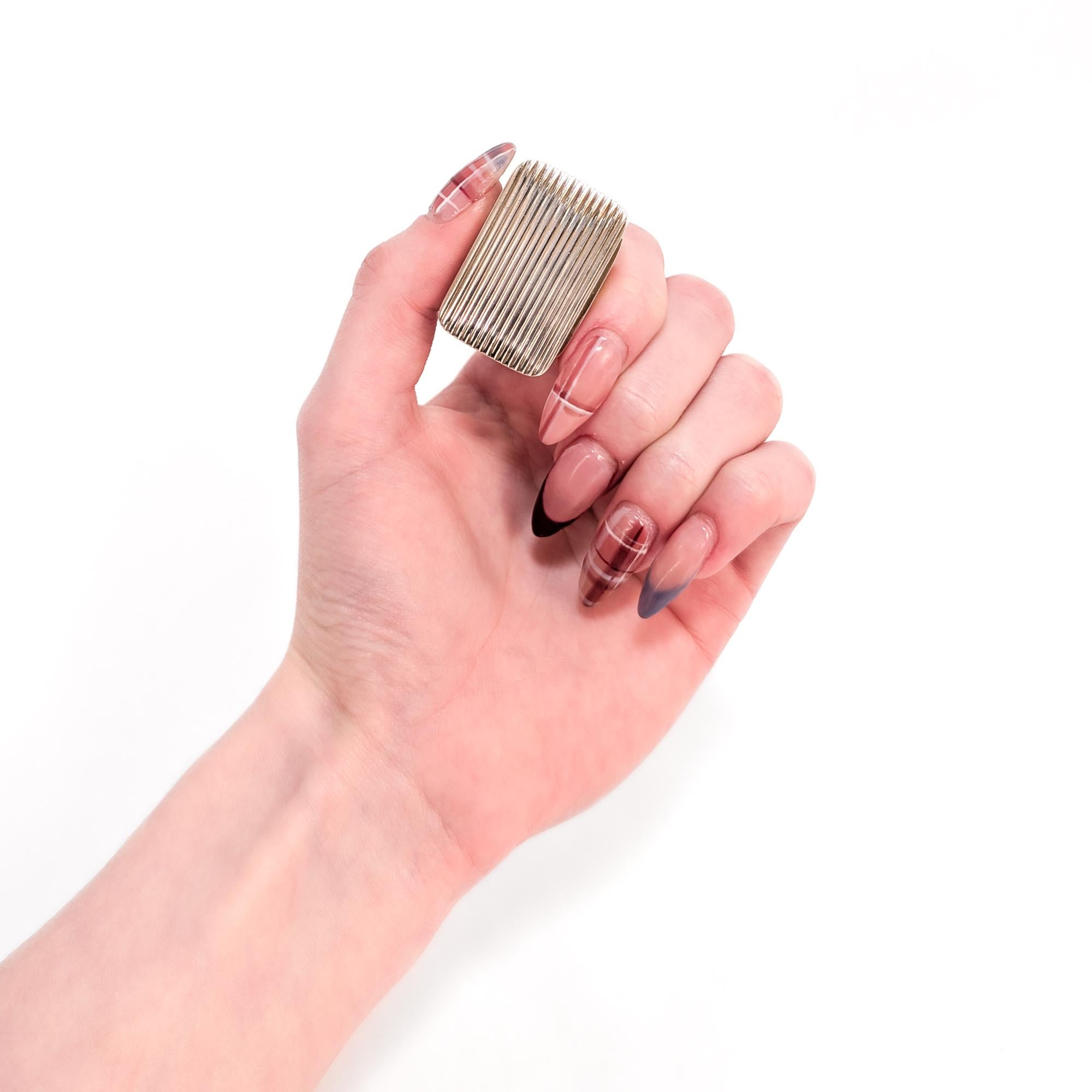 A fine Georgian vinaigrette.

In sterling silver.

By John Munslow of Birmingham.

With ribbed decoration to the body, a finely decorated, pierced grille hinged to the side, and a gilt interior. 

Fully hallmarked for John Munslow / Birmingham /