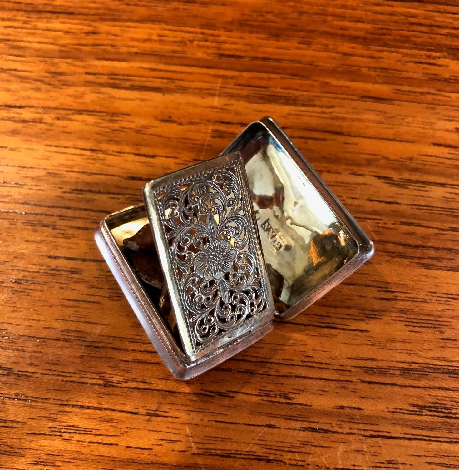 19th Century Antique Georgian Sterling Silver Vinaigrette / Vesta by Nataniel Mills For Sale