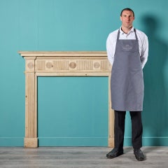 Antico caminetto georgiano in pino striato a occhio di bue