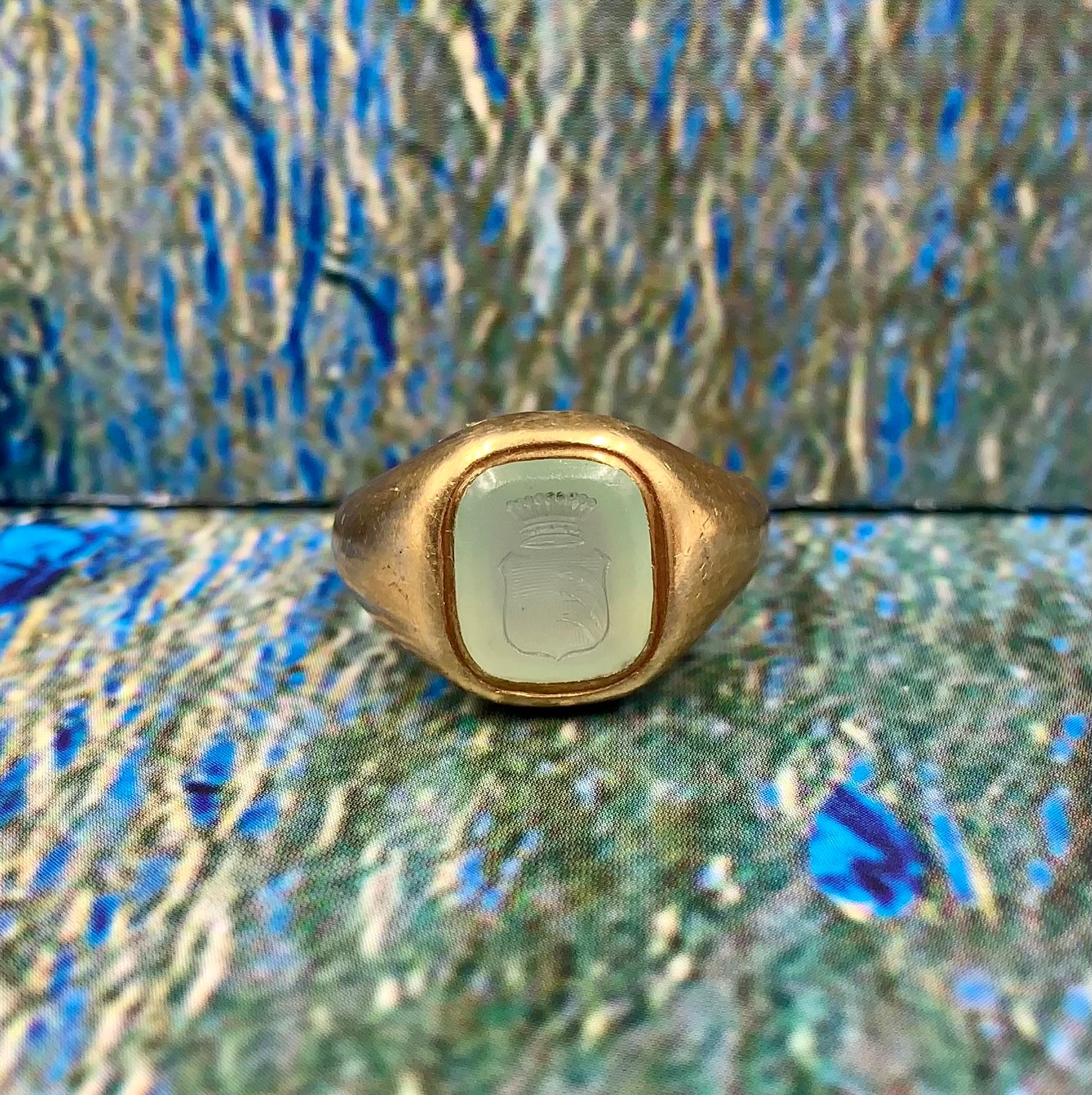 Antique Georgian Style 18K Yellow Gold Ochre Glass Baronet Intaglio Signet Ring In Good Condition For Sale In New York, NY