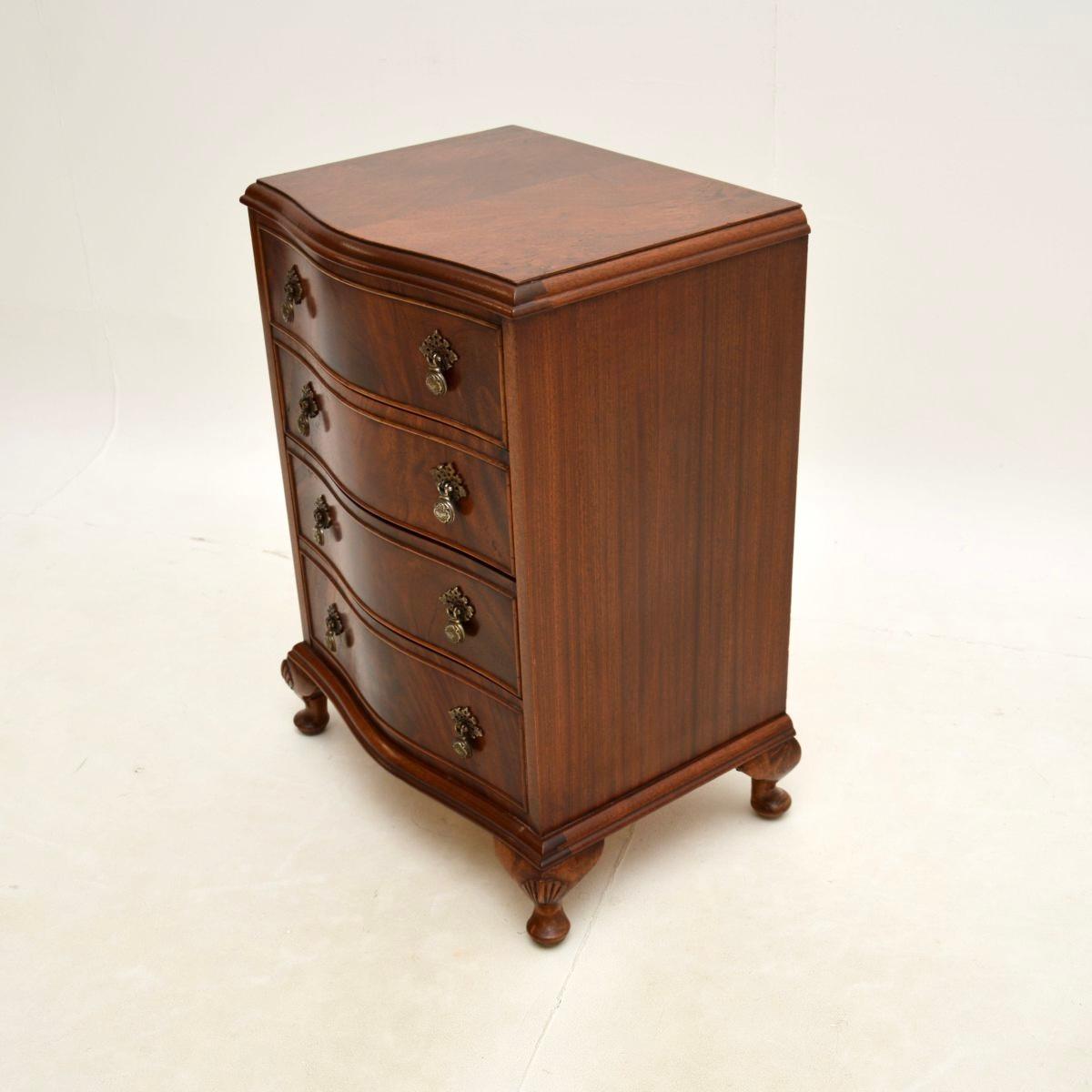 Mid-20th Century Antique Georgian Style Bedside / Side Chest of Drawers