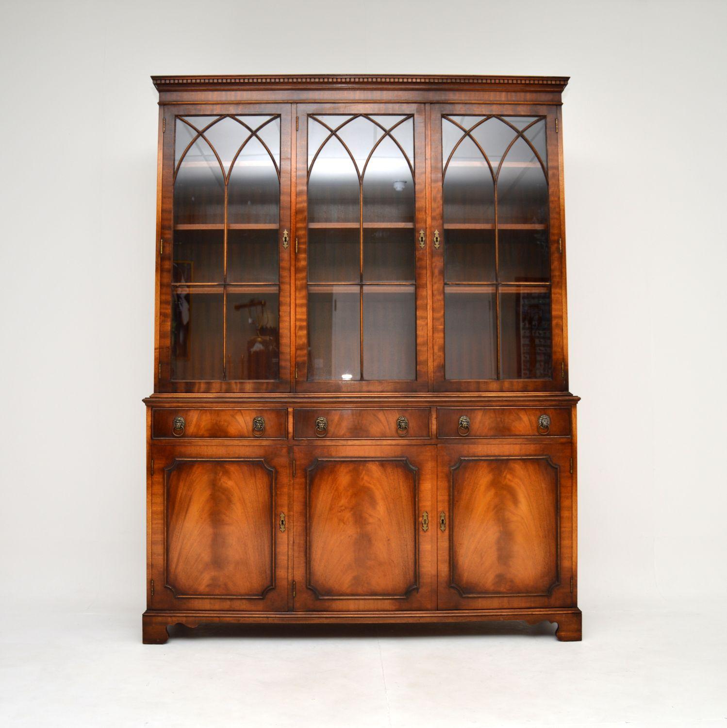 A handsome and top quality large antique Georgian style bookcase. This dates from around the 1950’s.

It is beautifully made, with gorgeous veneers. There is a sweeping astral glaze design on the glass door fronts, the moulded top cornice is finely