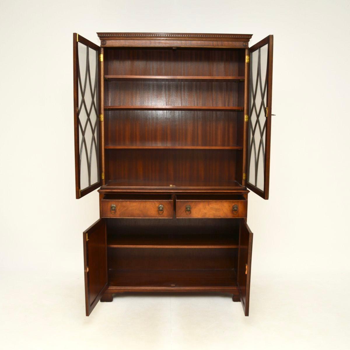 Georgien Bibliothèque ancienne de style géorgien en vente