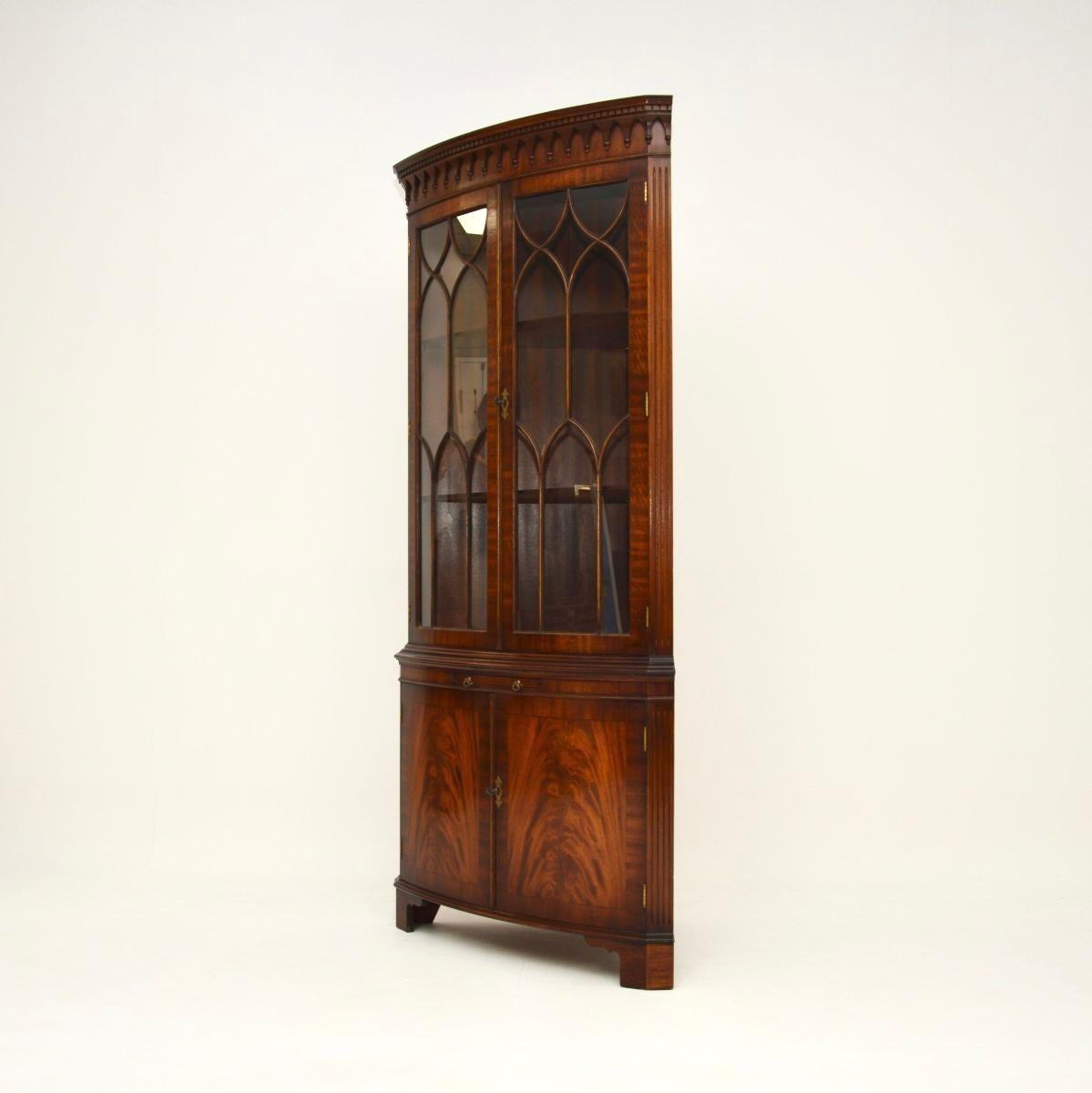 Antique Georgian Style Bow Front Corner Cabinet In Good Condition For Sale In London, GB