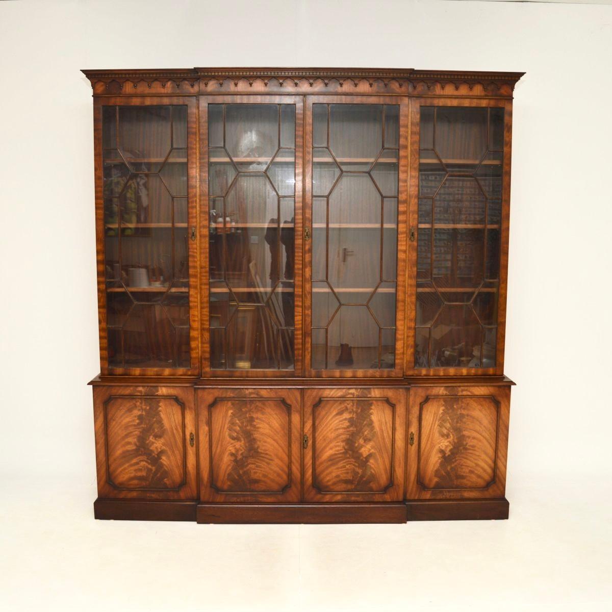 Une grande et impressionnante bibliothèque ancienne de style géorgien. Fabriqué en Angleterre, il date des années 1930-1950.

Il est d'une superbe qualité, avec des proportions fantastiques et beaucoup d'espace de rangement. Il repose sur un socle