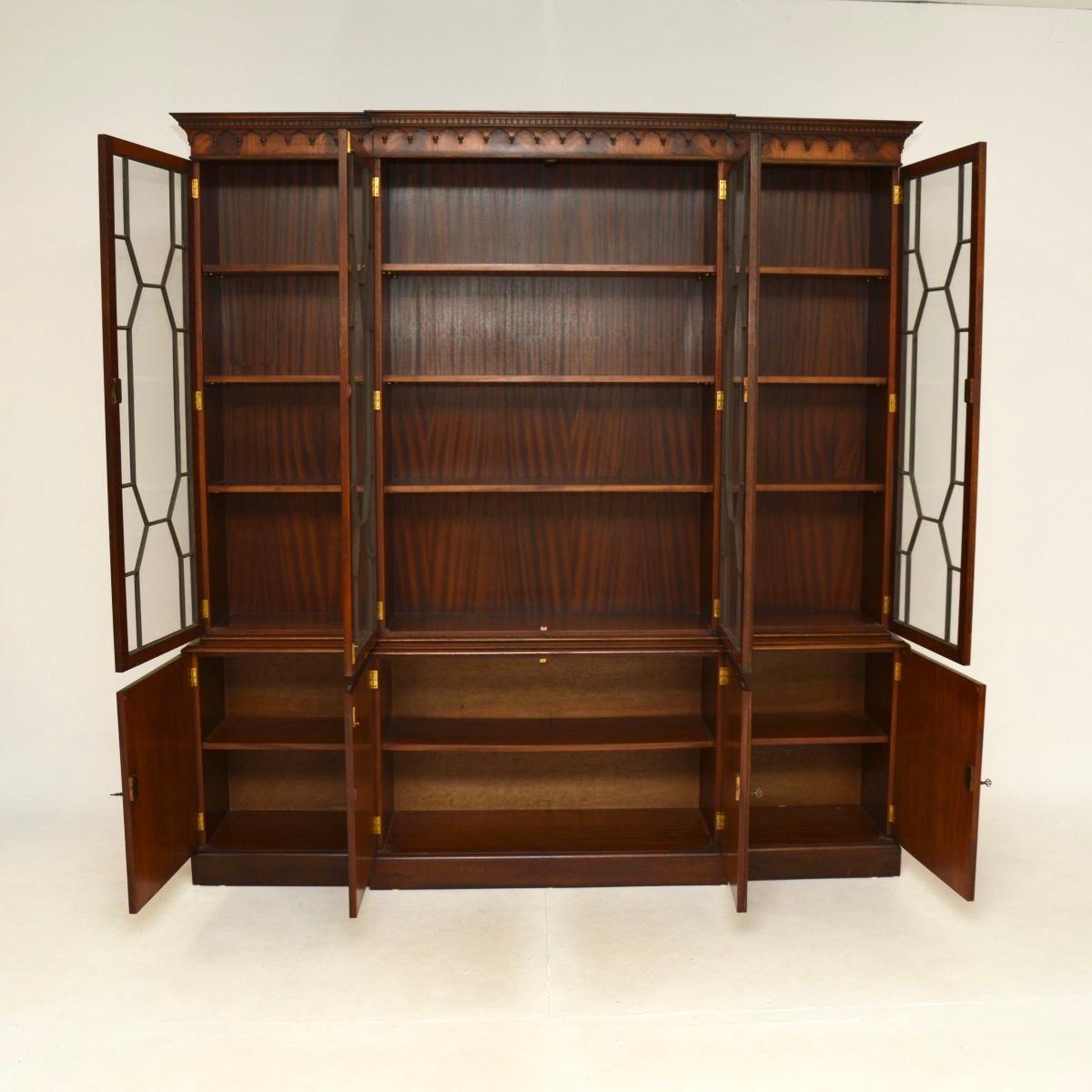 Georgien Bibliothèque ancienne de style géorgien à façade rompue en vente
