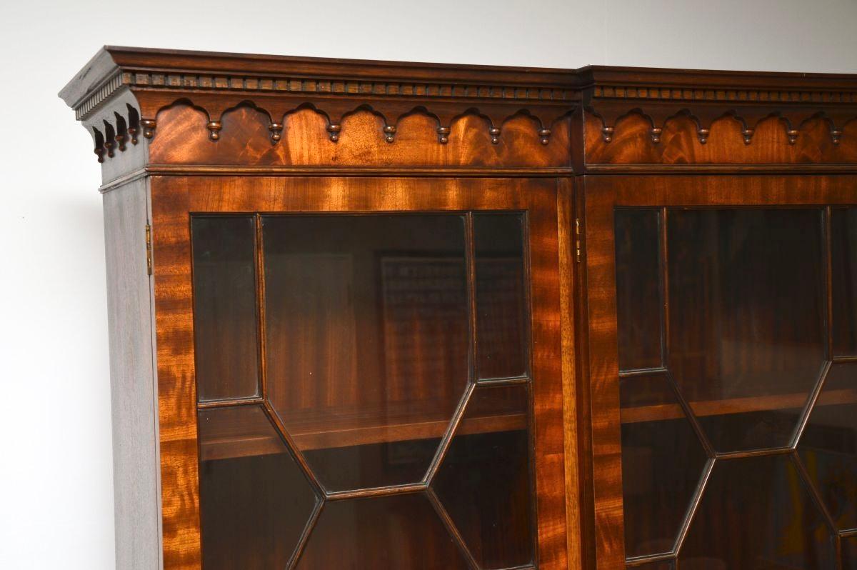 Milieu du XXe siècle Bibliothèque ancienne de style géorgien à façade rompue en vente