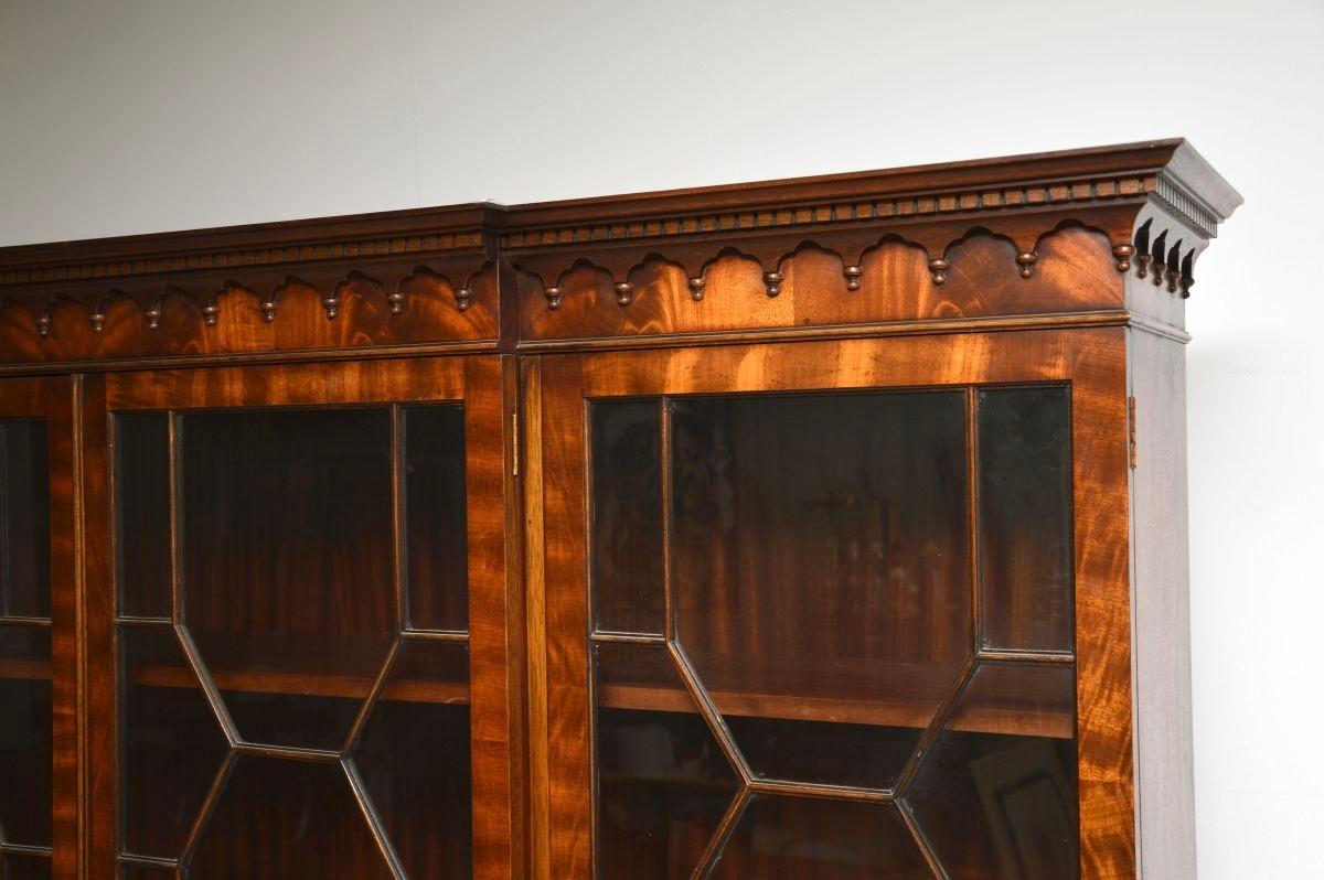 Verre Bibliothèque ancienne de style géorgien à façade rompue en vente