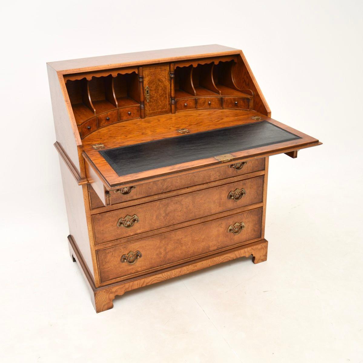 Cuir Bureau ancien en loupe d'orme de style géorgien en vente