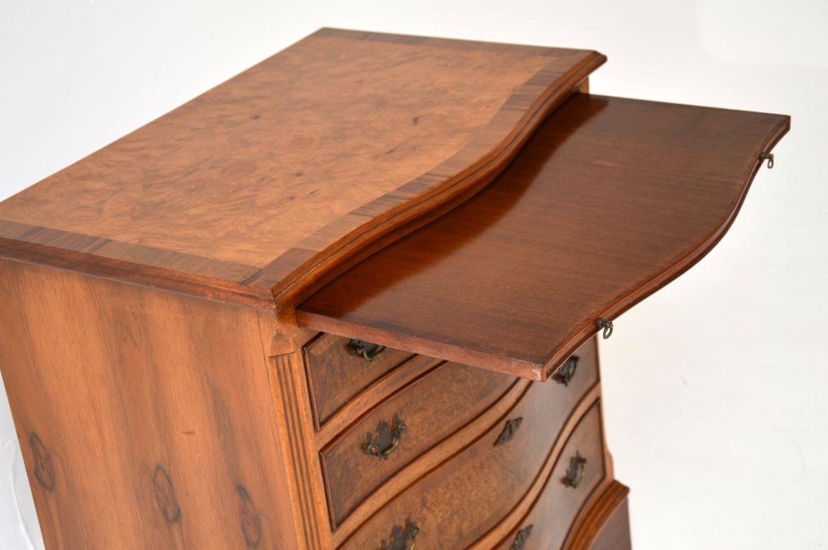Cómoda antigua de nogal rebabas de estilo georgiano Georgiano en venta