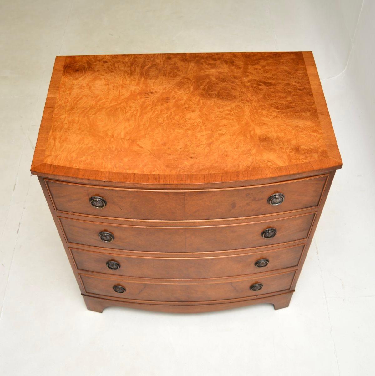 Milieu du XXe siècle Commode ancienne en ronce de noyer de style géorgien en vente