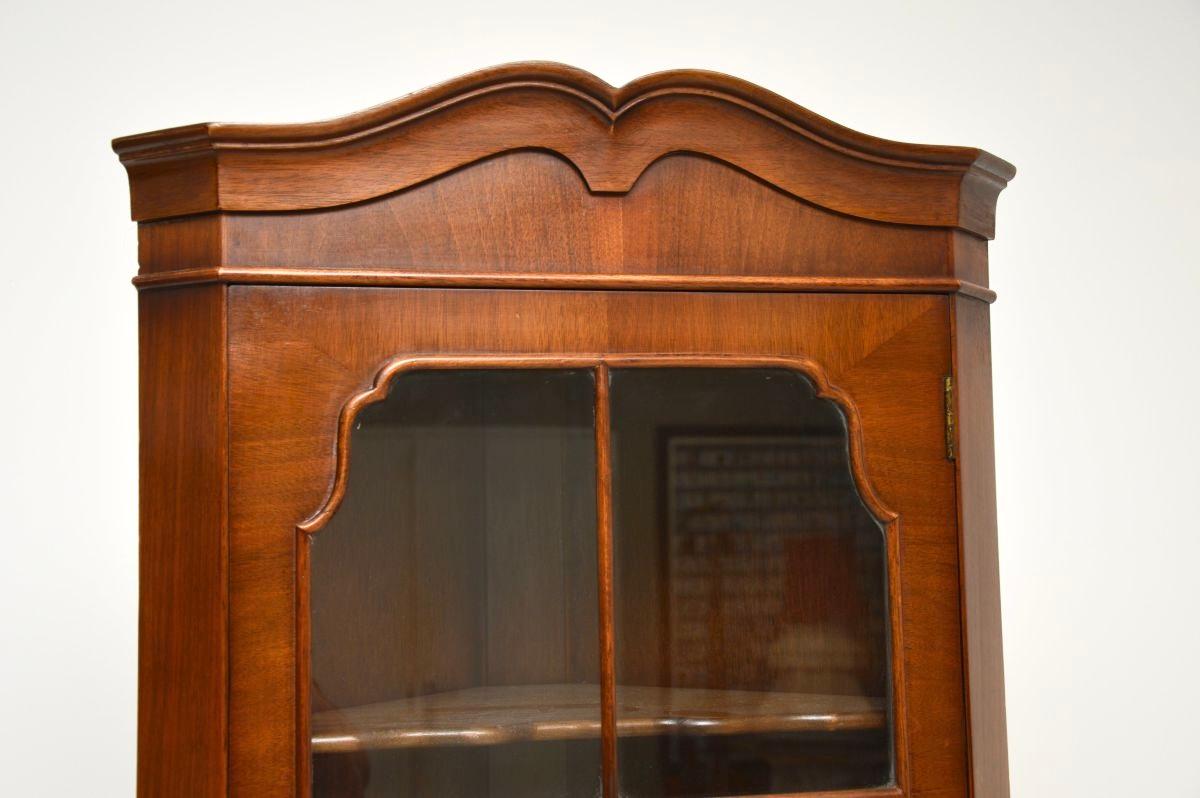 Britannique Cabinet d'angle ancien en ronce de noyer de style géorgien en vente