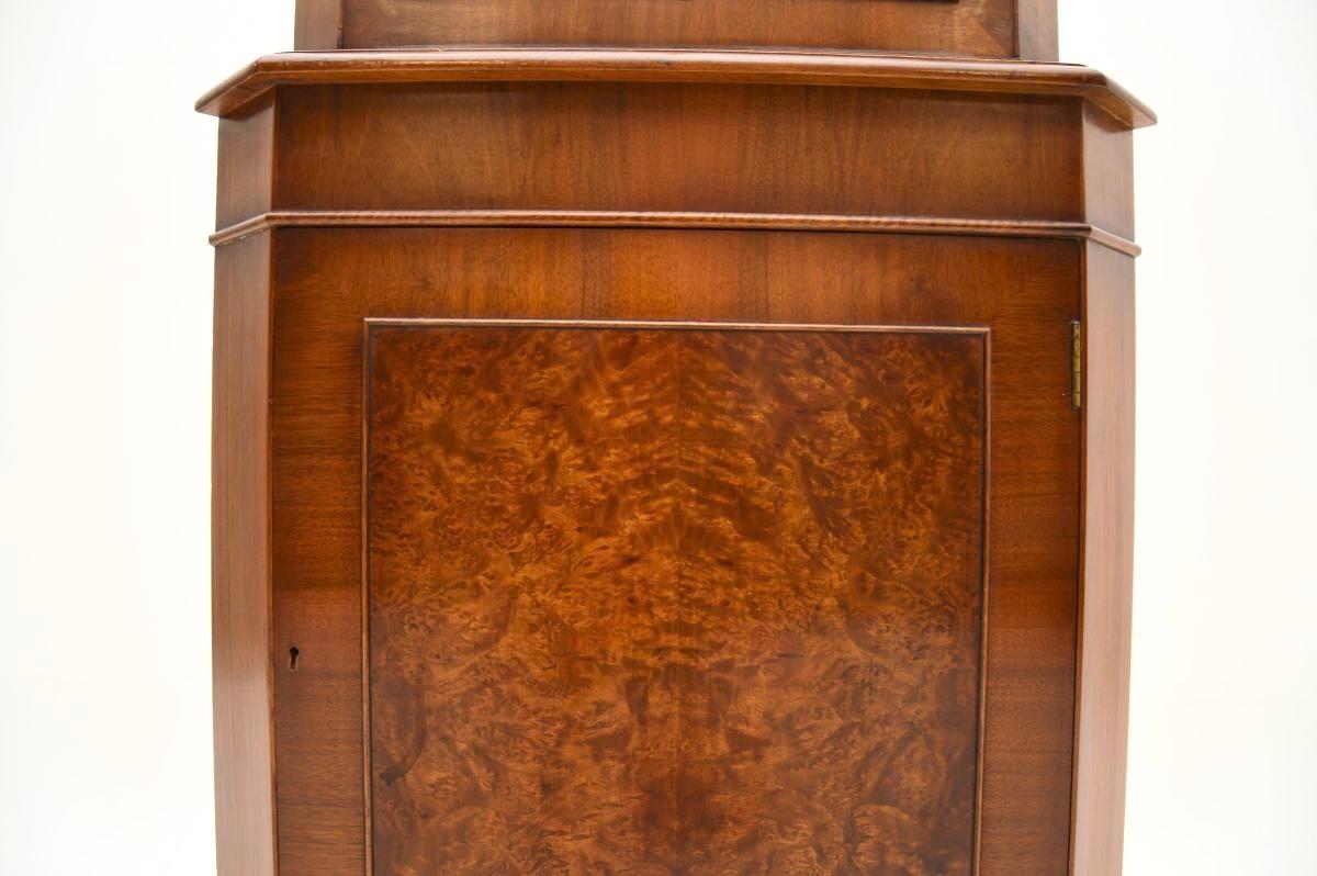 Milieu du XXe siècle Cabinet d'angle ancien en ronce de noyer de style géorgien en vente