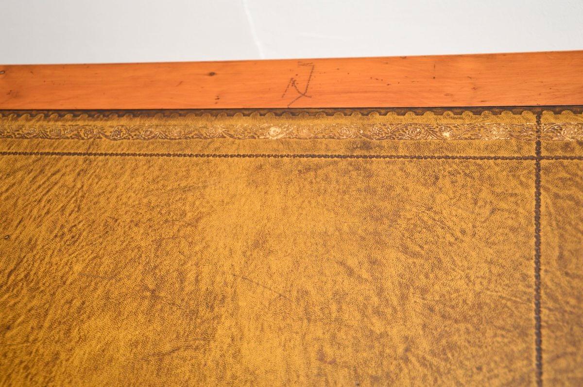 Ancien bureau à piédestal en loupe d'if de style géorgien en vente 3