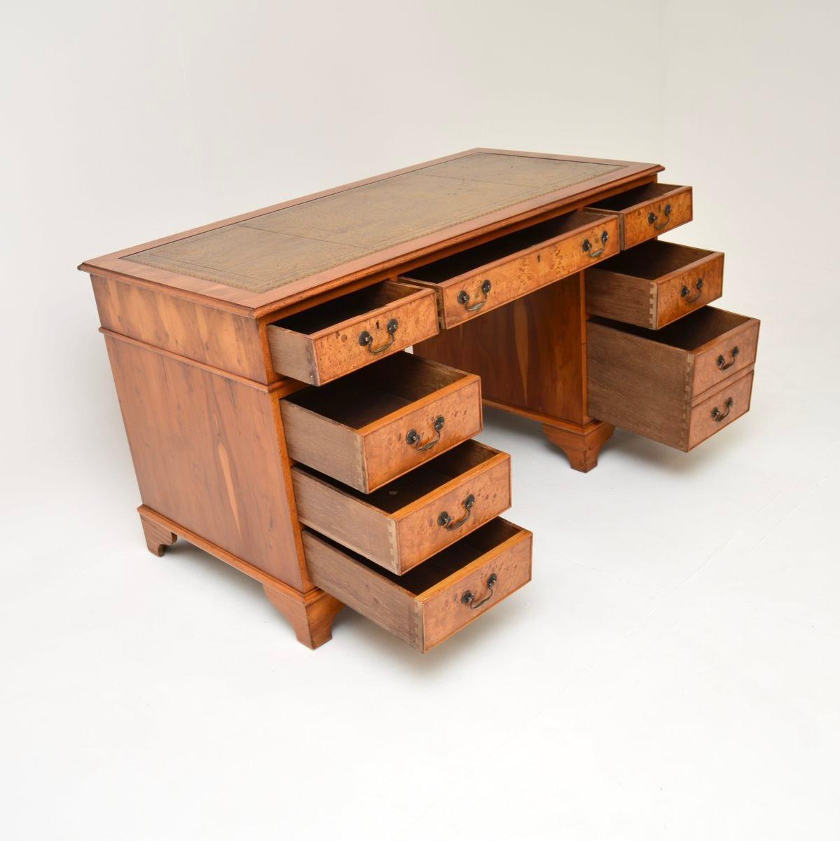 Un bureau à piédestal en loupe d'if de style géorgien, élégant et de très bonne facture. Il a été fabriqué en Angleterre, il date des années 1960 environ.

Ce meuble est de très belle qualité, les côtés et le dos sont en bois d'if figuré, les