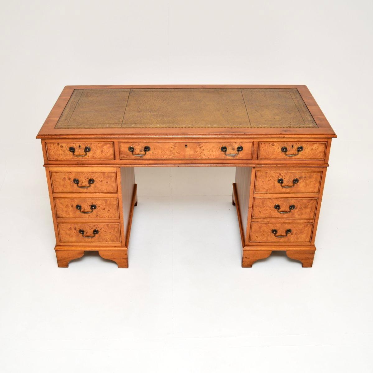 Georgien Ancien bureau à piédestal en loupe d'if de style géorgien en vente