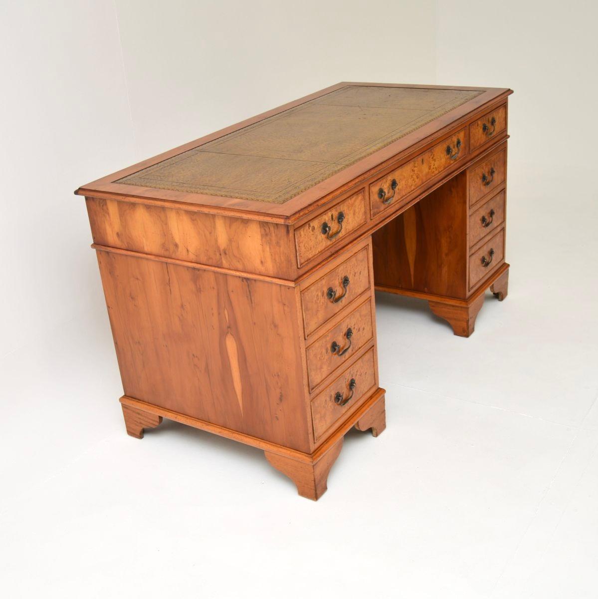 Britannique Ancien bureau à piédestal en loupe d'if de style géorgien en vente