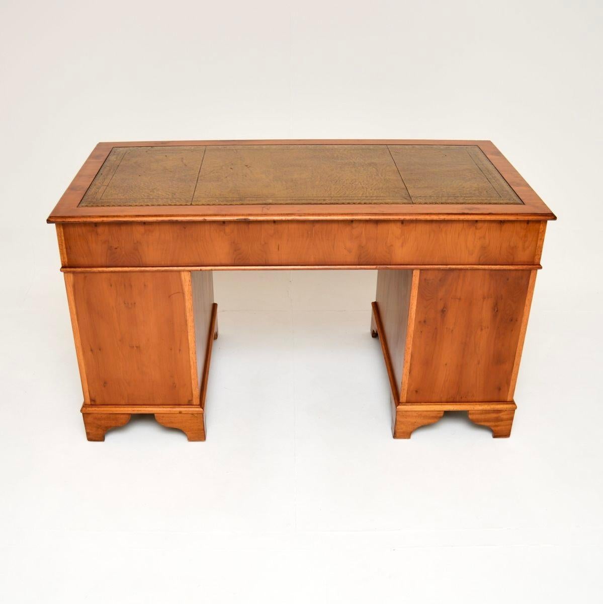 Cuir Ancien bureau à piédestal en loupe d'if de style géorgien en vente