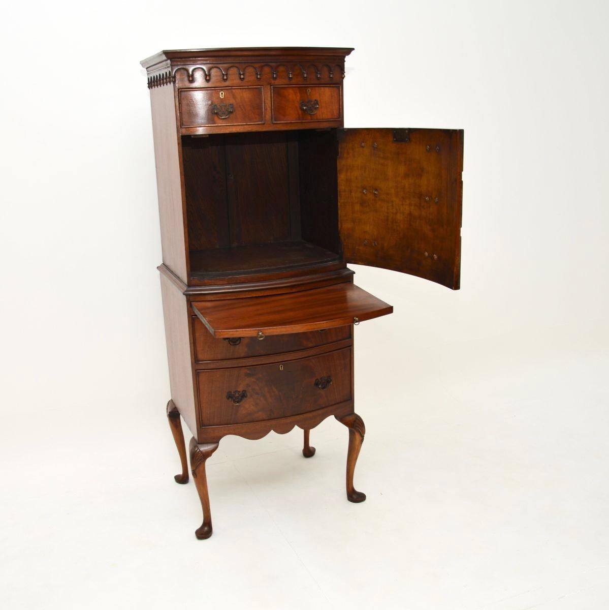 A fantastic antique cabinet / chest on legs. This was made in England, it dates from around the 1900-1910 period.

It has a stylish and elegant design, the quality is outstanding. This looks like a regular chest on chest, but three of the upper