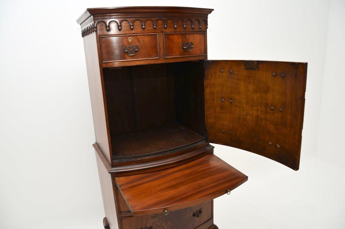 Georgien Ancienne armoire / commode sur pieds de style géorgien en vente