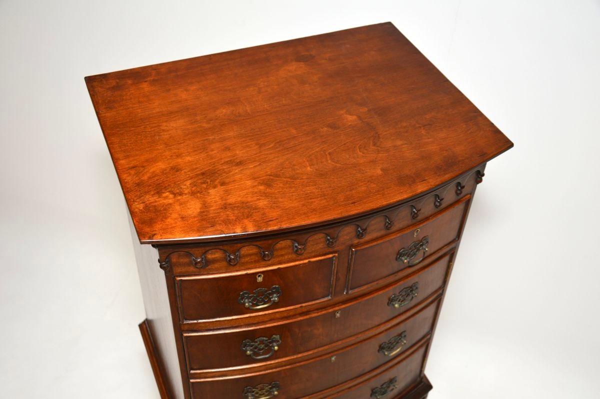 Ancienne armoire / commode sur pieds de style géorgien en vente 1
