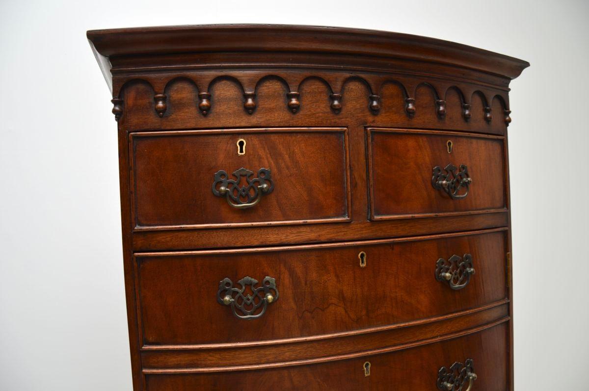 Ancienne armoire / commode sur pieds de style géorgien en vente 2