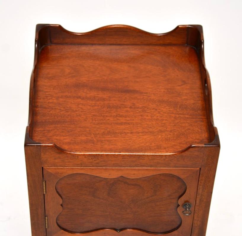 Armario antiguo de estilo georgiano sobre patas en venta 3