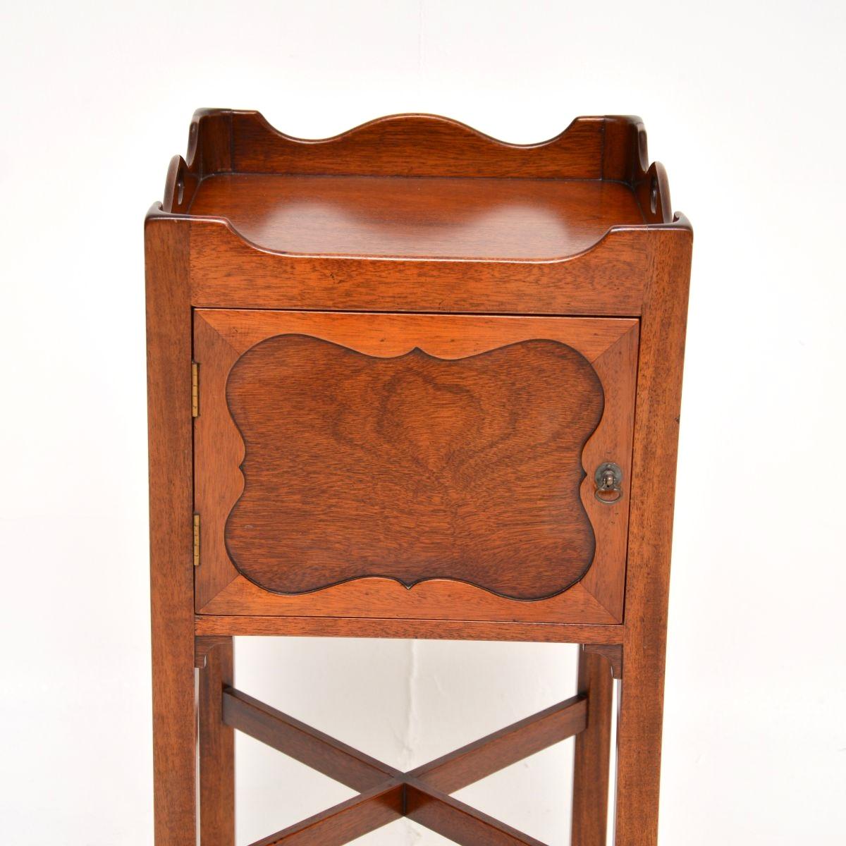 Armario antiguo de estilo georgiano sobre patas en venta 4