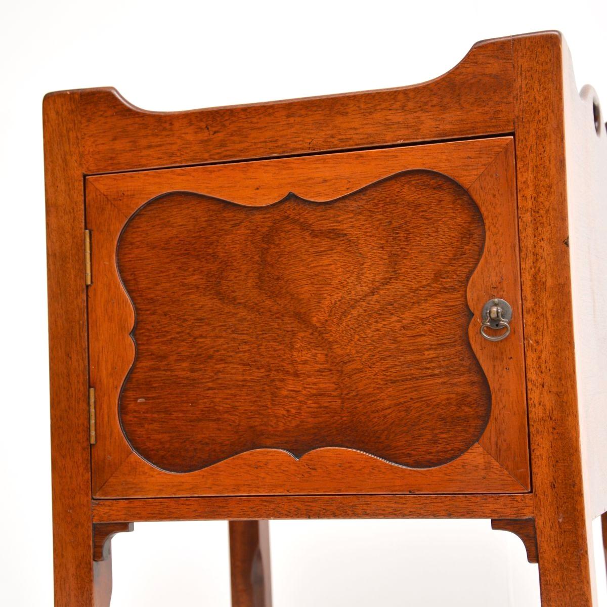 Armario antiguo de estilo georgiano sobre patas en venta 5