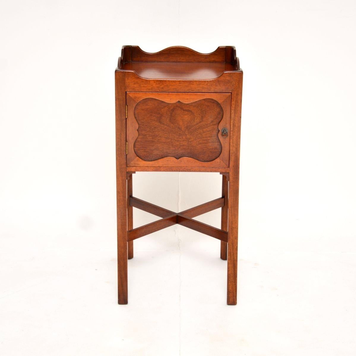 Un mueble antiguo de estilo georgiano sobre patas, elegante y muy bien hecho. Fabricado en Inglaterra, data aproximadamente de los años treinta.

Es de magnífica calidad y tiene un diseño muy útil, con una bonita forma en la puerta panelada. Sería