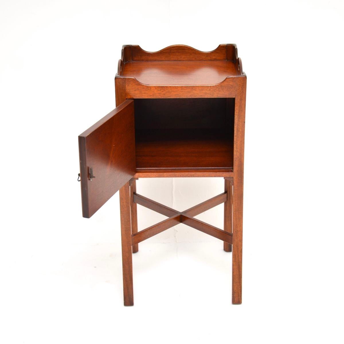 Armario antiguo de estilo georgiano sobre patas Georgiano en venta