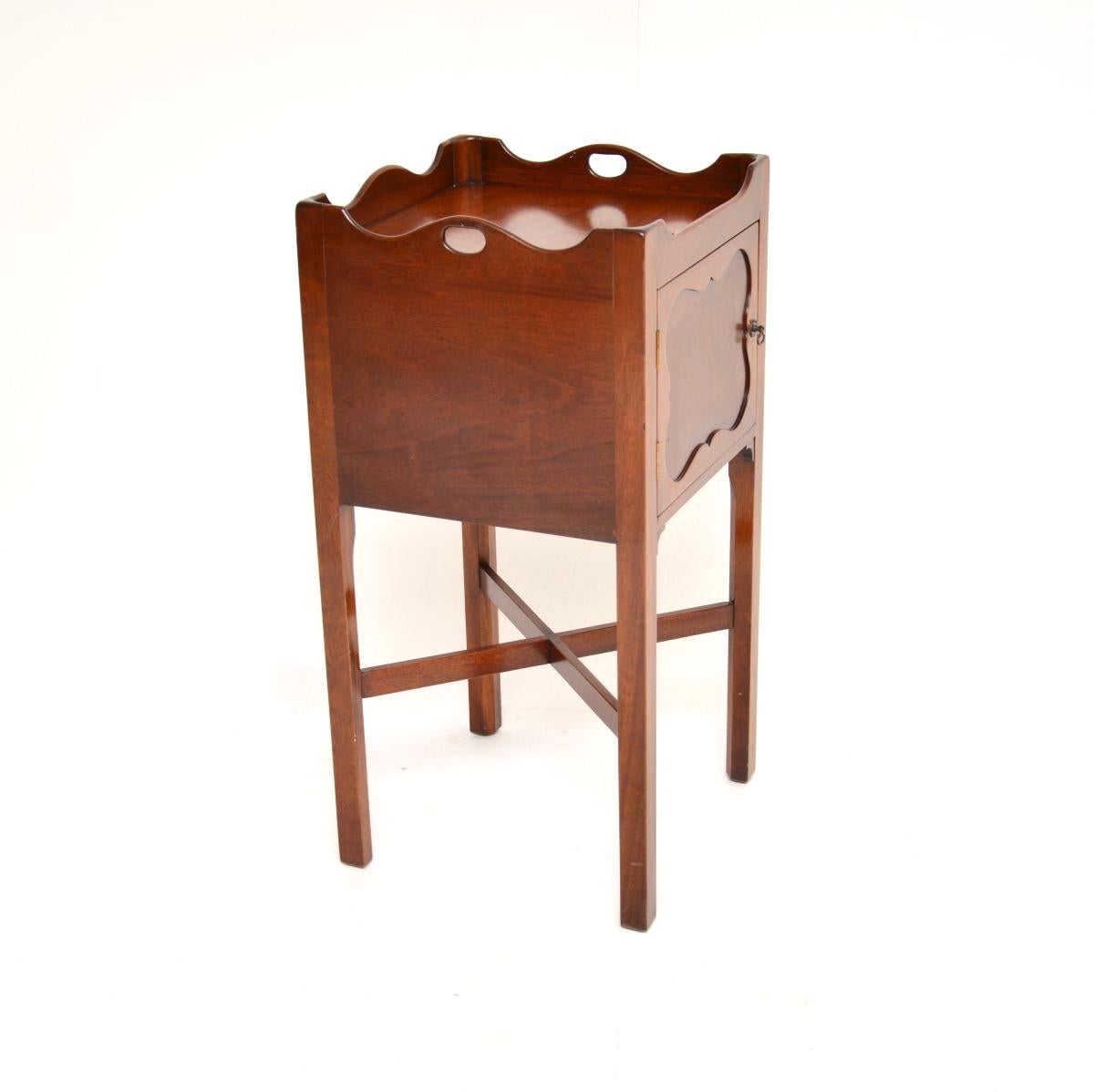 Armario antiguo de estilo georgiano sobre patas en Bueno estado para la venta en London, GB